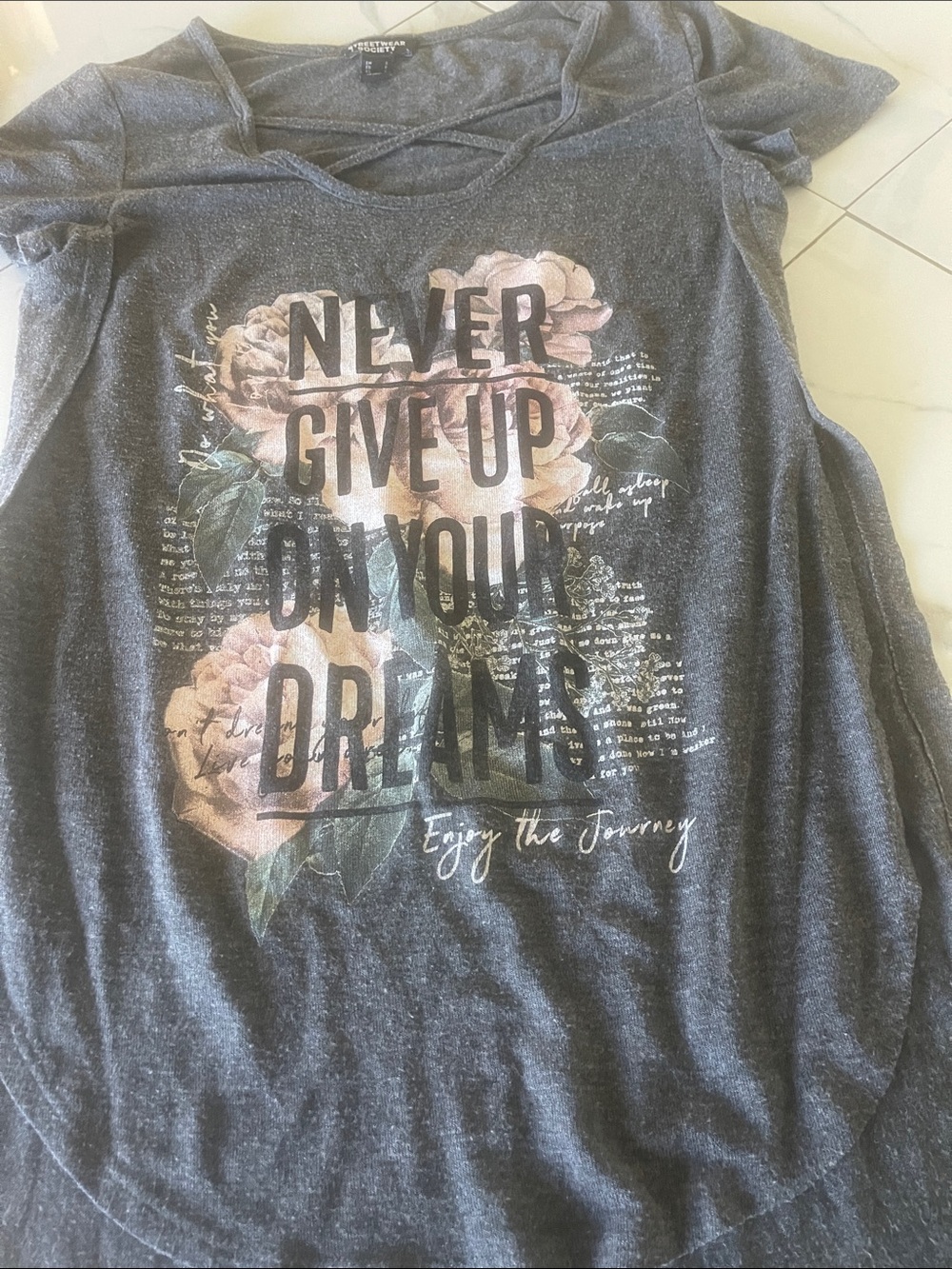 Never Give Up On Your Dreams Floral Graphic Tee - Gray